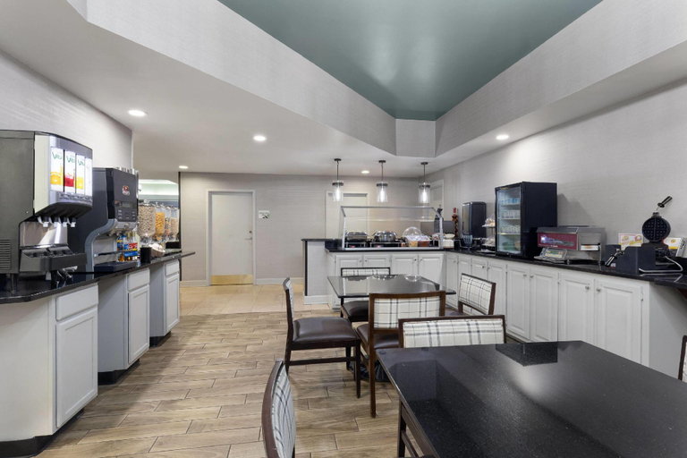 Food & Drinks 5, Wingate by Wyndham Greensboro/Coliseum, Guilford