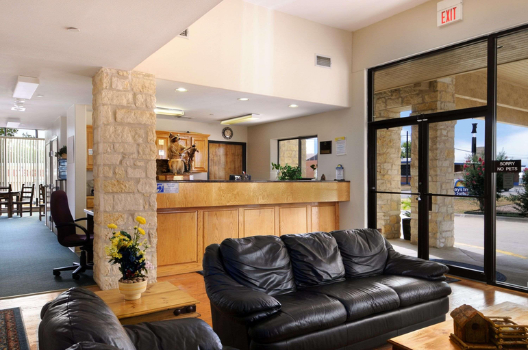 Public Area 2, Days Inn & Suites by Wyndham Llano, Llano
