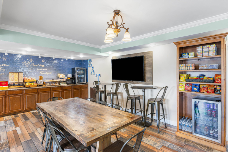 Food & Drinks 5, SureStay Hotel by Best Western Helen Downtown, White