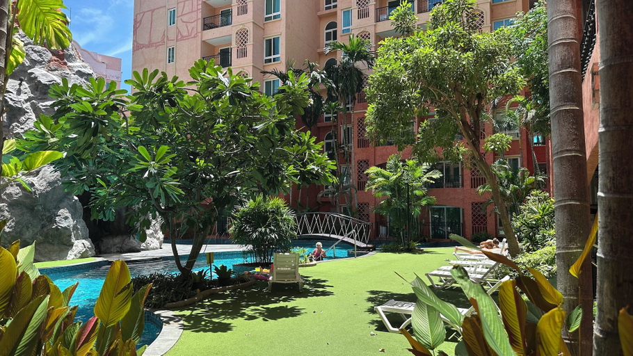 Exterior & Views 2, Seven Seas Condo Resort steps to Beach, Pattaya