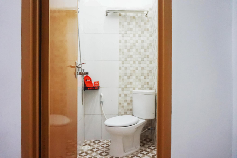 Bathroom 4, RedDoorz @ Jalan Danau Limboto, Malang
