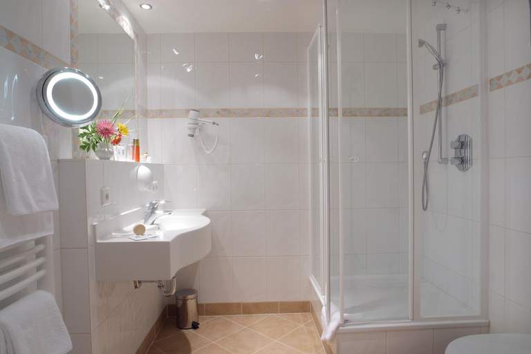 Bathroom 3, Landhotel Hoisl-Brau, Weilheim-Schongau