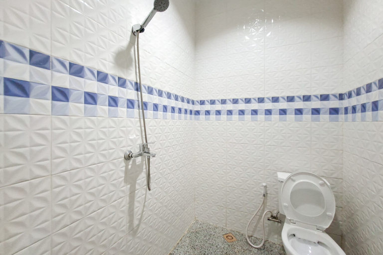 Bathroom 4, Sans Hotel Bliss Pekanbaru, Pekanbaru