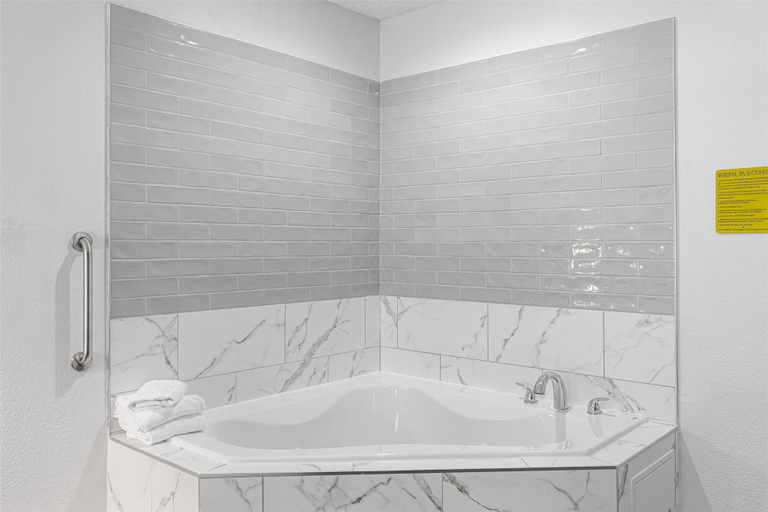 Bathroom 3, SureStay Hotel by Best Western Helen Downtown, White