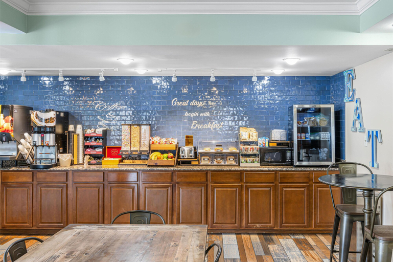Food & Drinks 4, SureStay Hotel by Best Western Helen Downtown, White