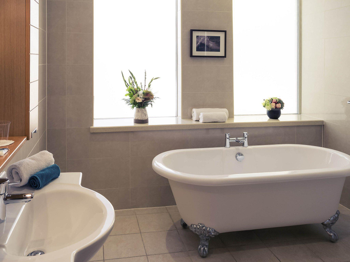 Bathroom, Mercure Bristol Holland House, Bristol