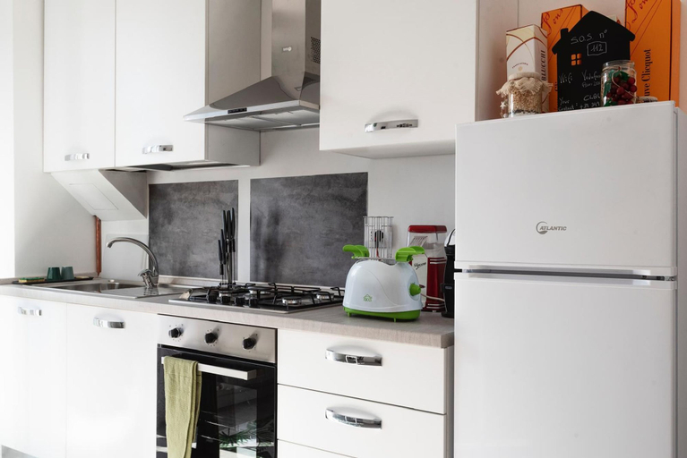 Room 5, Zezio 44 in Como With 2 Bedrooms and 1 Bathrooms, Como