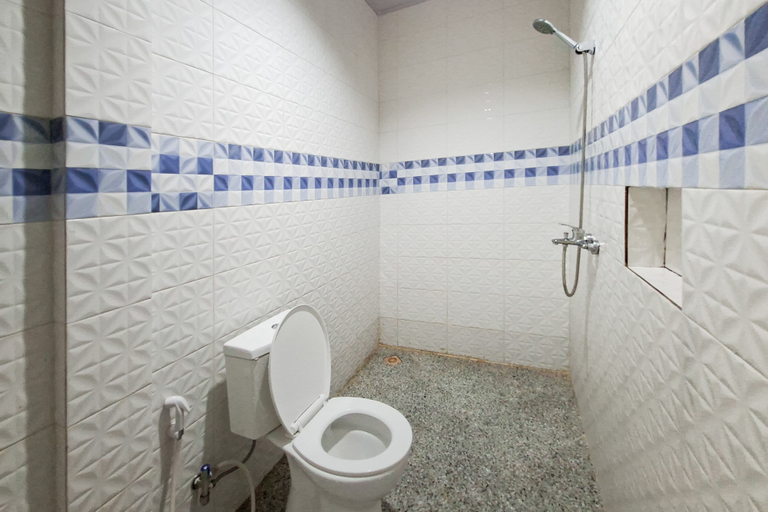 Bathroom 3, Sans Hotel Bliss Pekanbaru, Pekanbaru