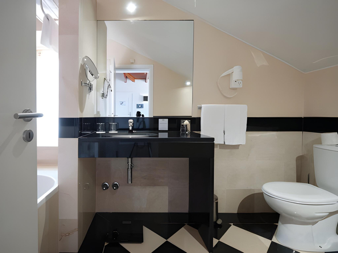 Bathroom 5, Palacio da Lousa Hotel, Lousã
