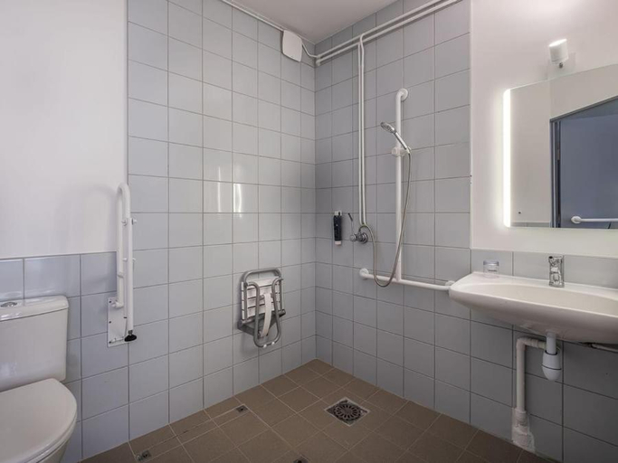 Bathroom 4, The Originals City, Hotel Des Volcans, Puy-de-Dôme