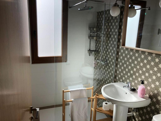 Bathroom 2, El Rincon de Cabello, Cantabria
