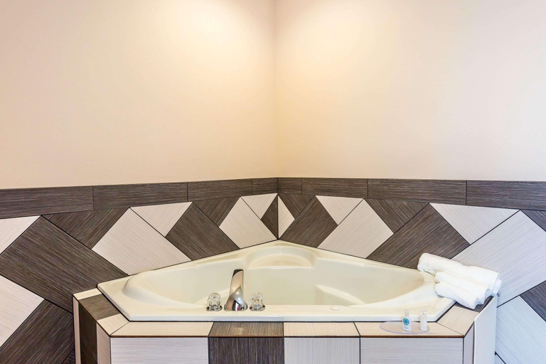 Bathroom 4, Comfort Inn & Suites Moore - Oklahoma City, Cleveland
