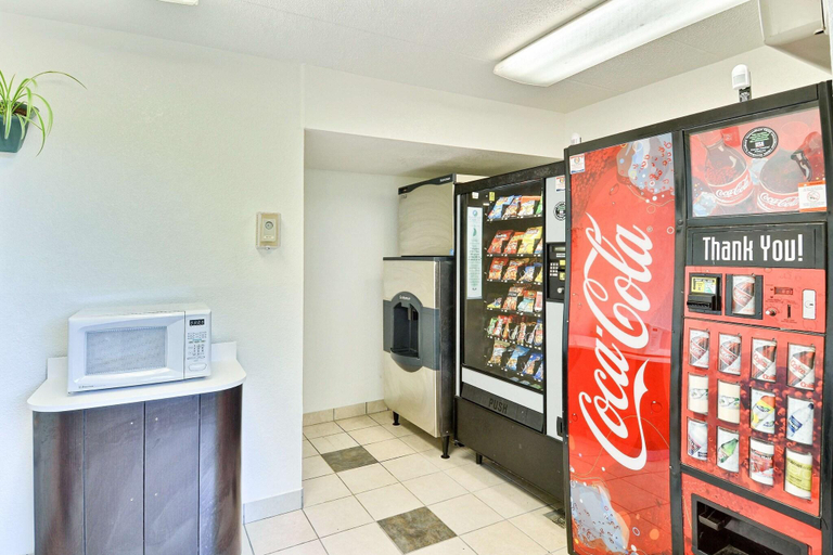Food & Drinks 5, Motel 6 Nashua South, Hillsborough