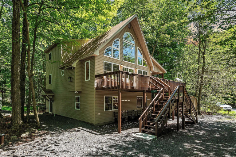 Exterior & Views 2, Lake + Pool Access, Game Room, Firepit, Deck Tawny and Peaceful by Avantstay, Monroe