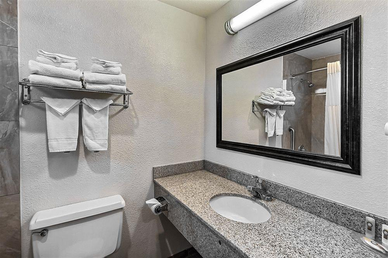 Bathroom 4, Quality Inn Santa Cruz Downtown Area, Santa Cruz