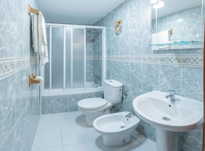 Bathroom 5, Hostal Julio Cesar, León