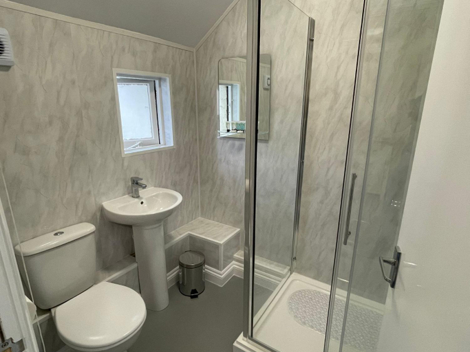 Bathroom 5, The Royal Oak, Worcestershire