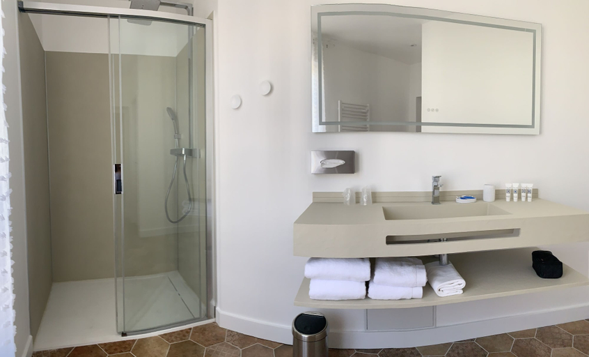 Bathroom 5, Hôtel Restaurant O'Banel, Gard
