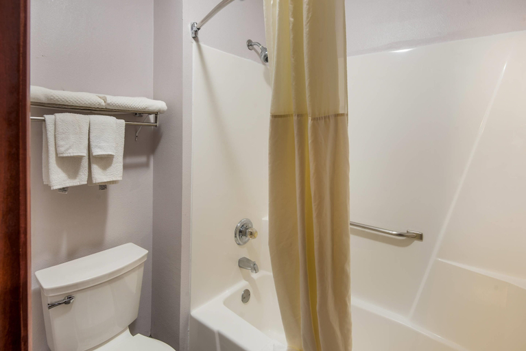 Bathroom 5, Quality inn & Suites Cincinnati I-275, Hamilton