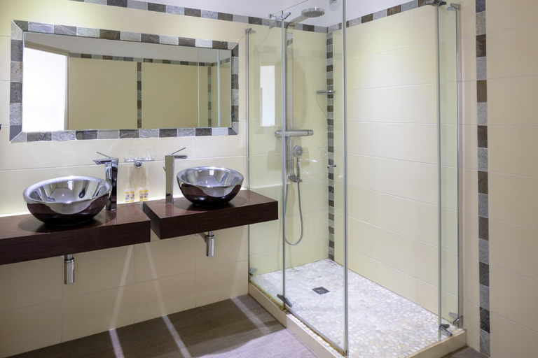 Bathroom 3, Le Ruesco, Corse-du-Sud