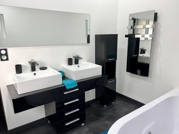 Bathroom 4, Modern Comfort in Minervois, Aude