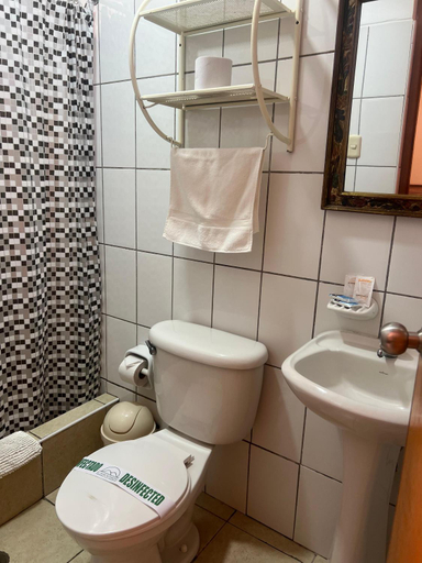 Bathroom 3, Hotel El Huacachinero, Ica