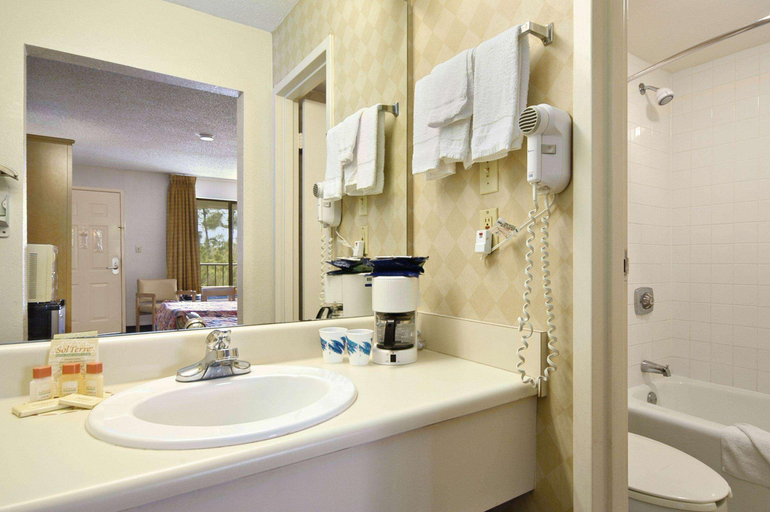 Bathroom 3, Days Inn & Suites by Wyndham Mobile, Mobile