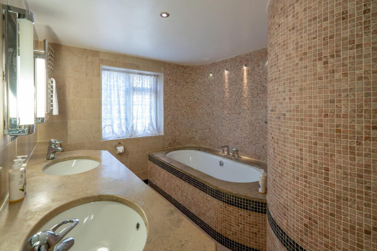 Bathroom 4, High Corner Inn, Hampshire