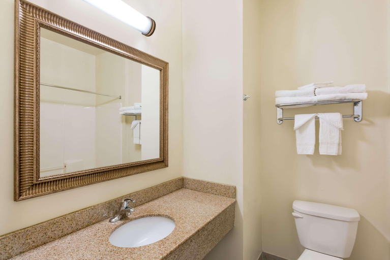 Bathroom 4, Econo Lodge Palmyra - Hershey, Lebanon