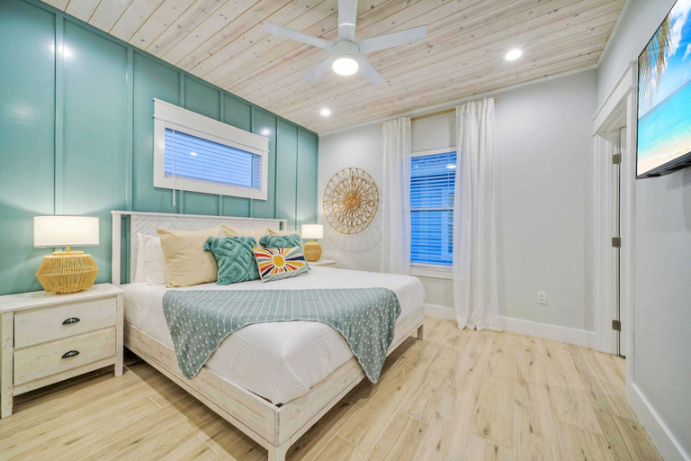 Bedroom 1, Swinging Easy by Avantstay Private Pool, Firepit, Balcony, Nueces