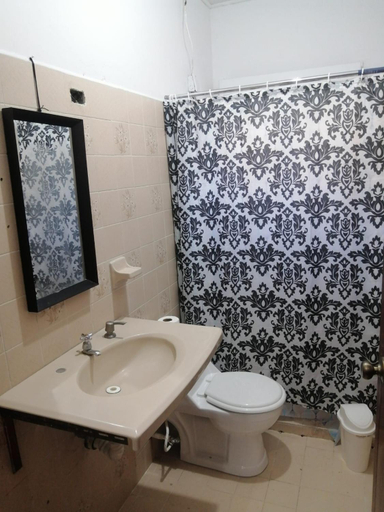 Bathroom 5, The Avocado Inn, San Pedro Sula