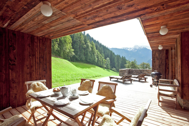 Balcony 2, Grand Apartment in Mayrhofen With Infrared Sauna & Artistic Interiors, Schwaz
