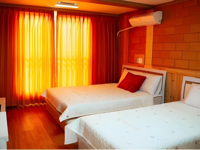 Bedroom 2, Red Clay Pension, Jeju