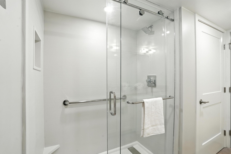 Bathroom 4, Lighthouse Resort and Club, Lee