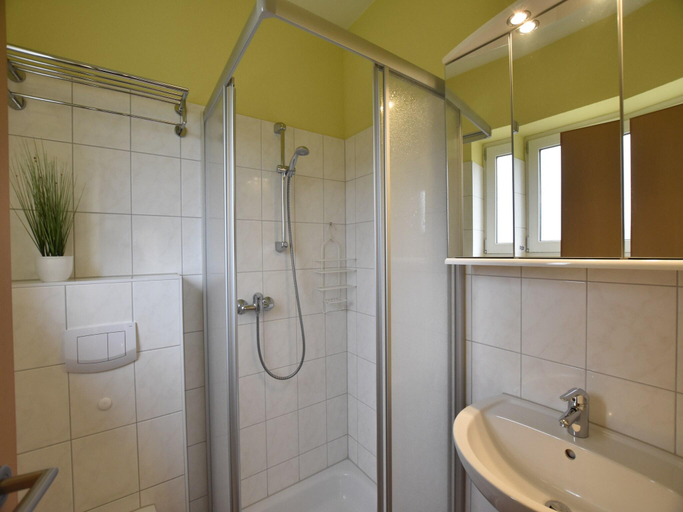 Bathroom 3, Gemuetliche Unterkunft in Zierow mit Sauna, Nordwestmecklenburg