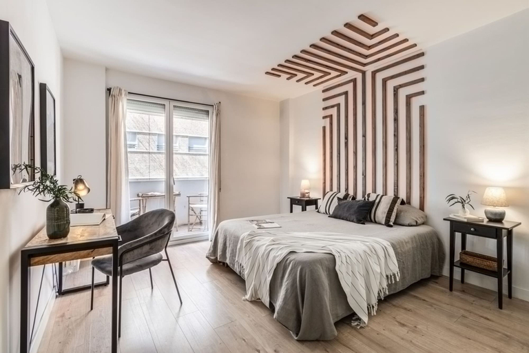Room 4, Kibale - 3 Bedrooms in Chamber, Madrid