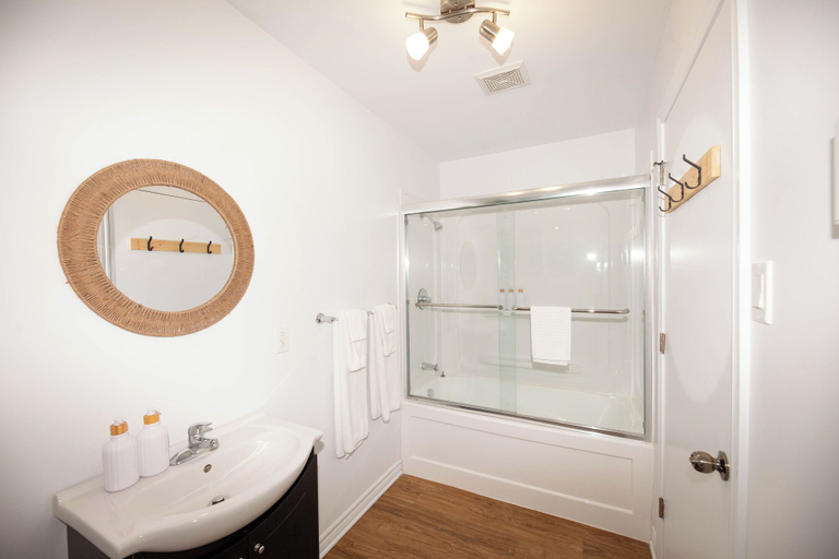 Bathroom, Hotel Le Riviera, Matawinie