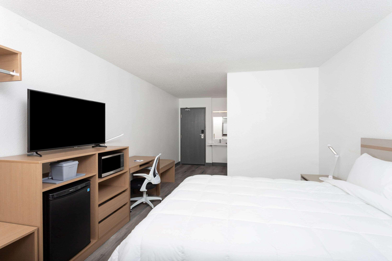 Bedroom 4, Travelodge by Wyndham Elkhart, Elkhart