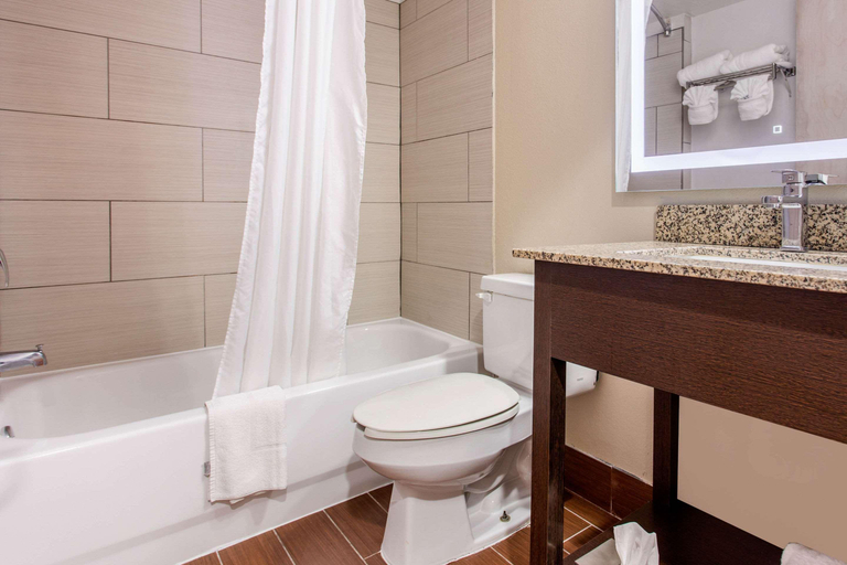 Bathroom 5, Quality Inn & Suites Myrtle Beach Near Outlets, Horry