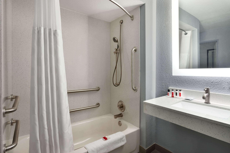 Bathroom 4, Baymont by Wyndham Shawnee, Pottawatomie
