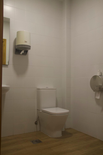 Bathroom, Albergue Parroquial Santiago Apostol de Redondela, Pontevedra