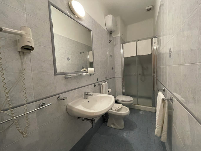 Bathroom 4, Hotel Leopolda, Florence