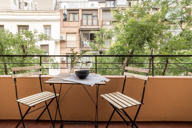 Room 5, Sebastiano - 3 Bedrooms and Balcony in Almagro, Madrid