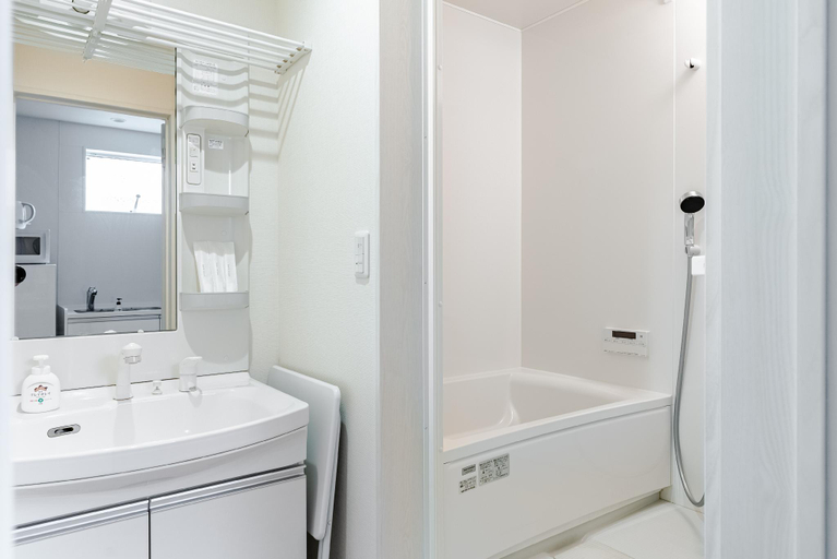 Bathroom 3, A咲洲(庁舎展望、ATC、インテックス)17分;直通-新世界&通天閣19分、大阪城36分、万博22分, Osaka