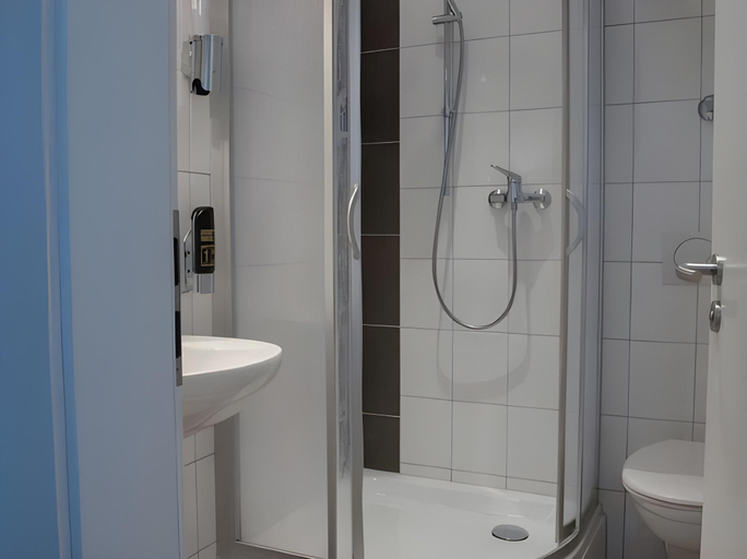 Bathroom 4, Trip Inn Goethe Business Hotel, Frankfurt am Main