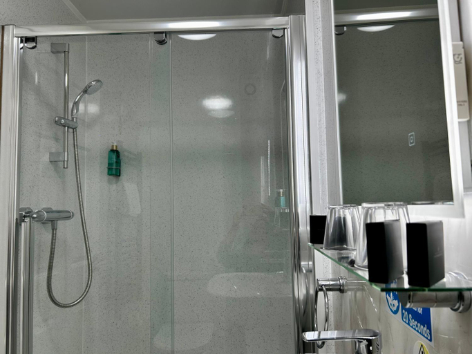 Bathroom 3, Hotel No5, Beachfront with Free Private Car Park, Conwy