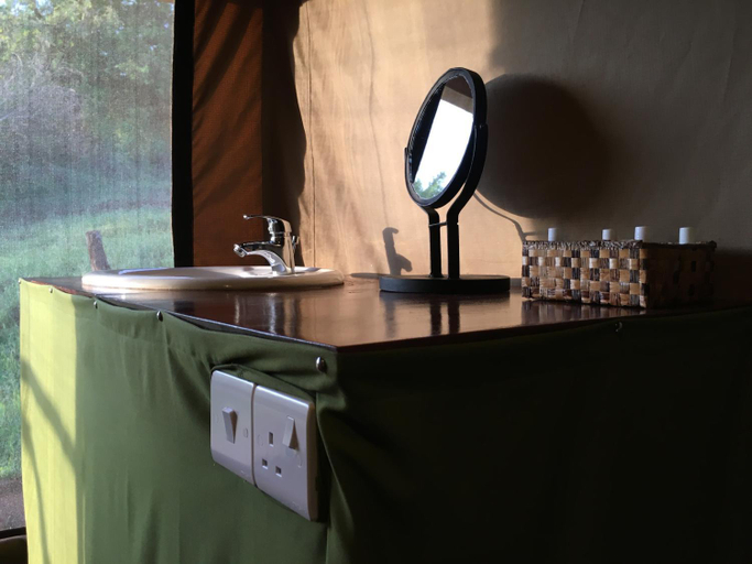 Bathroom, Pembeni Rhotia, Karatu