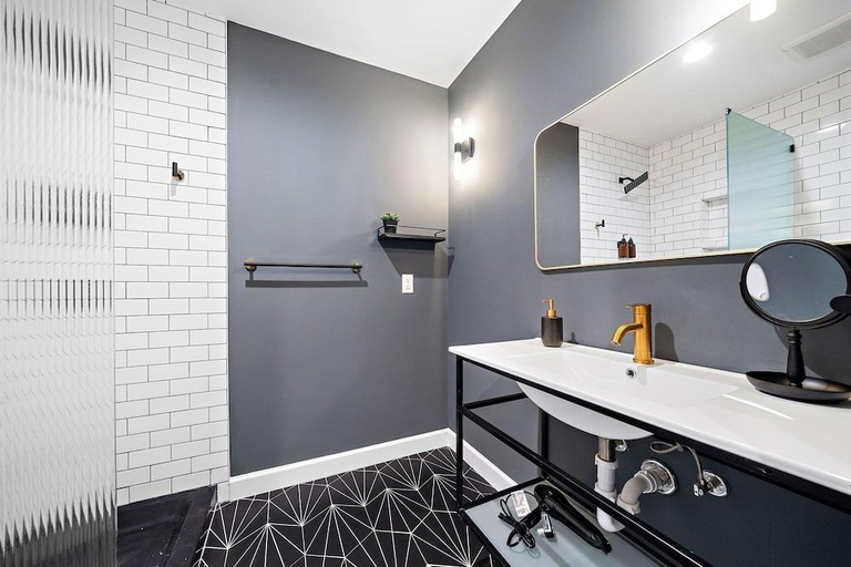 Bathroom 3, Wanderstay Boutique Hotel, Houston