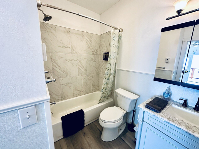 Bathroom, Paradise Suites Eagles Nest Apt C, Kenai Peninsula