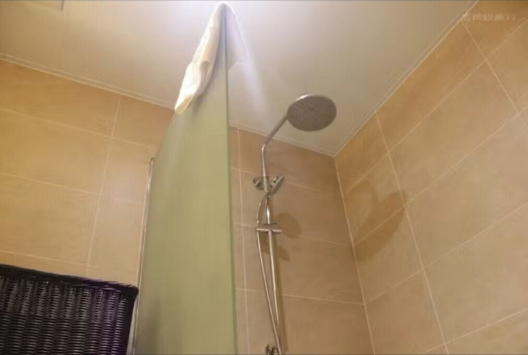 Bathroom 5, bintumani hotel, Western Urban